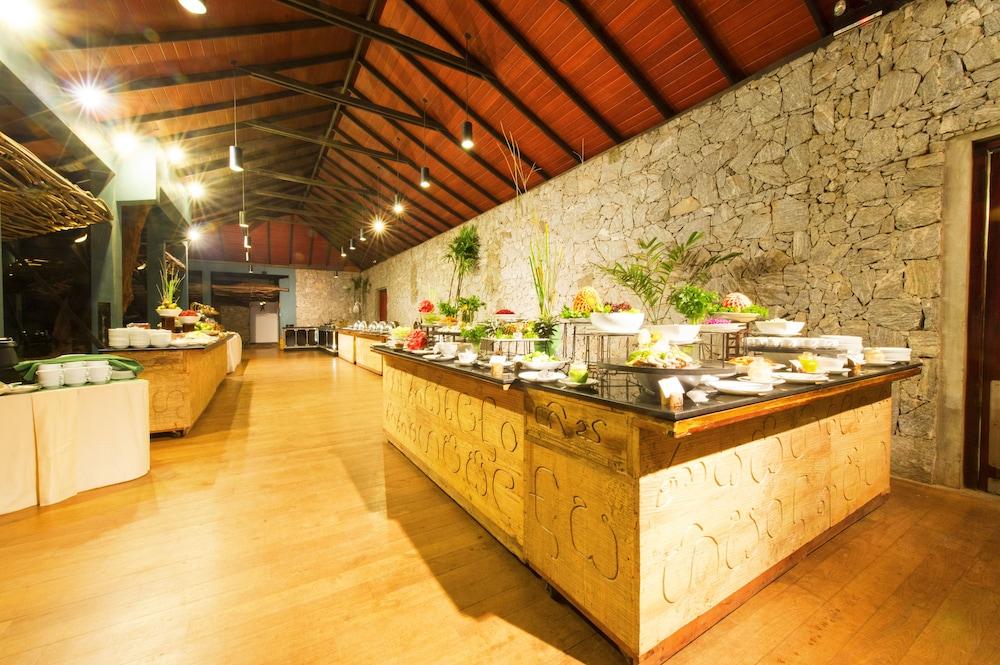 Hotel Сигирия Экстерьер фото The restaurant at the resort