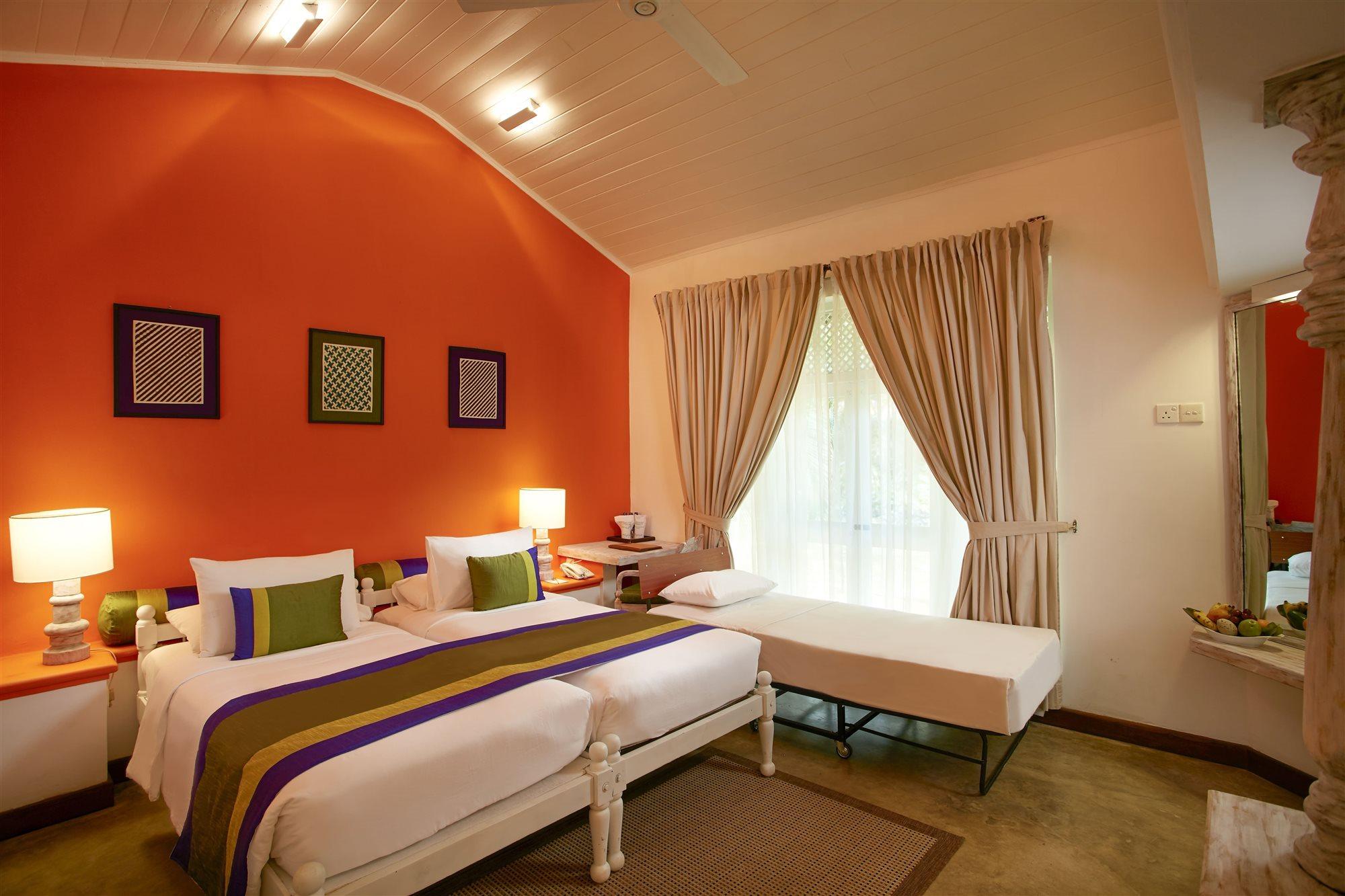 Hotel Сигирия Экстерьер фото A room at the Taj Bengal