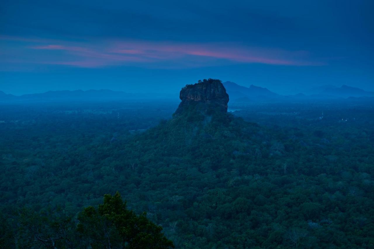 Hotel Сигирия Экстерьер фото Sigiriya at sunset
