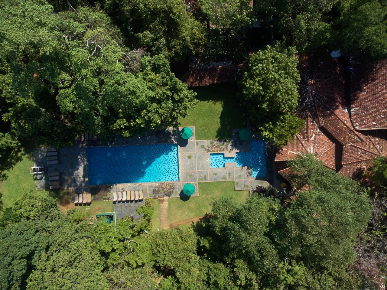 Hotel Сигирия Экстерьер фото Aerial view of the pool at the home of the 19th Duke of Grafton